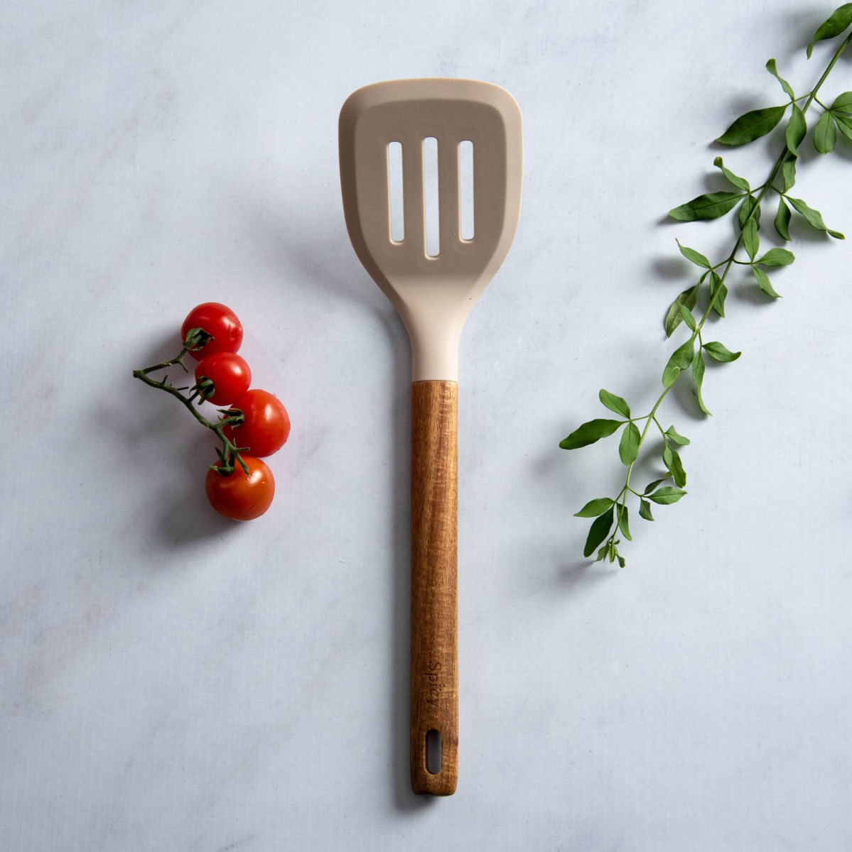 Espátula Vazada de Silicone com Cabo em Acácia Spicy Bege
